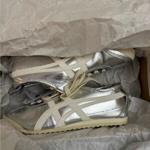 New in Box Onitsuka Tiger Mexico 66 Women’s 5.5 in silver and whitr